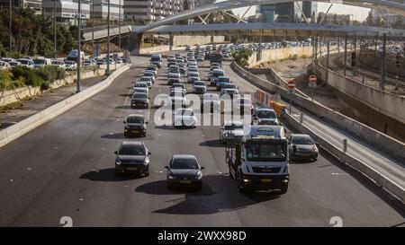 Tel Aviv, Israele – 10 gennaio 2024 traffico pesante sull'autostrada che porta a Tel Aviv. Il traffico è ancora pesante a Tel Aviv, l'iconico ed emblemato Foto Stock
