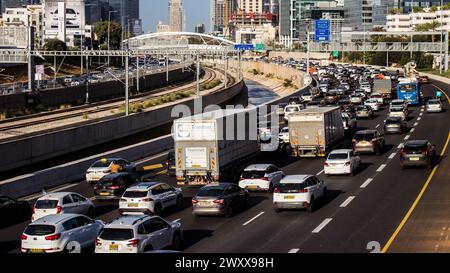 Tel Aviv, Israele – 10 gennaio 2024 traffico pesante sull'autostrada che porta a Tel Aviv. Il traffico è ancora pesante a Tel Aviv, l'iconico ed emblemato Foto Stock