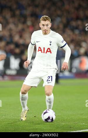 Londra, Regno Unito. 2 aprile 2024. Dejan Kulusevski del Tottenham Hotspur sul pallone durante la partita di Premier League tra il West Ham United e il Tottenham Hotspur al London Stadium, Queen Elizabeth Olympic Park, Londra, Inghilterra, il 2 aprile 2024. Foto di Joshua Smith. Solo per uso editoriale, licenza richiesta per uso commerciale. Non utilizzare in scommesse, giochi o pubblicazioni di singoli club/campionato/giocatori. Crediti: UK Sports Pics Ltd/Alamy Live News Foto Stock