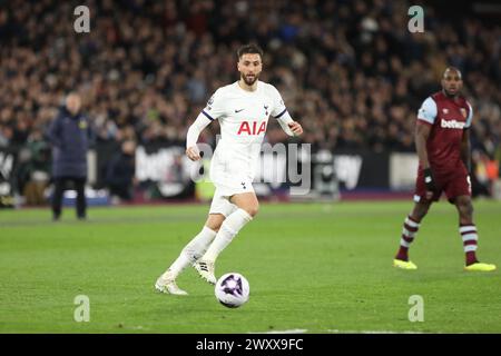 Londra, Regno Unito. 2 aprile 2024. Rodrigo Bentancur del Tottenham Hotspur sul pallone durante la partita di Premier League tra il West Ham United e il Tottenham Hotspur al London Stadium, Queen Elizabeth Olympic Park, Londra, Inghilterra, il 2 aprile 2024. Foto di Joshua Smith. Solo per uso editoriale, licenza richiesta per uso commerciale. Non utilizzare in scommesse, giochi o pubblicazioni di singoli club/campionato/giocatori. Crediti: UK Sports Pics Ltd/Alamy Live News Foto Stock