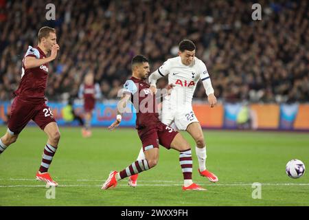 Londra, Regno Unito. 2 aprile 2024. Brennan Johnson del Tottenham Hotspur sul pallone durante la partita di Premier League tra il West Ham United e il Tottenham Hotspur al London Stadium, Queen Elizabeth Olympic Park, Londra, Inghilterra il 2 aprile 2024. Foto di Joshua Smith. Solo per uso editoriale, licenza richiesta per uso commerciale. Non utilizzare in scommesse, giochi o pubblicazioni di singoli club/campionato/giocatori. Crediti: UK Sports Pics Ltd/Alamy Live News Foto Stock