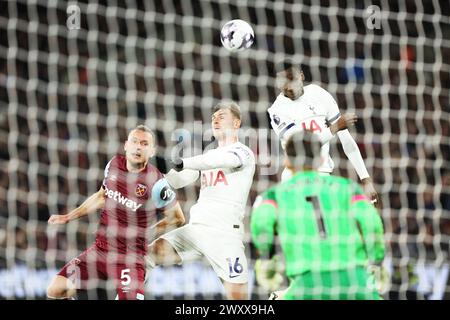 Londra, Regno Unito. 2 aprile 2024. Timo Werner del Tottenham Hotspur testa in porta durante la partita di Premier League tra il West Ham United e il Tottenham Hotspur al London Stadium, Queen Elizabeth Olympic Park, Londra, Inghilterra, il 2 aprile 2024. Foto di Joshua Smith. Solo per uso editoriale, licenza richiesta per uso commerciale. Non utilizzare in scommesse, giochi o pubblicazioni di singoli club/campionato/giocatori. Crediti: UK Sports Pics Ltd/Alamy Live News Foto Stock