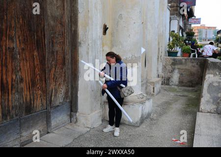 30 marzo 2024, Sessa Aurunca, Campania/Caserta, Italia: Marzo 29, 2024, Sessa Aurunca, Caserta, Italia: l'Arciconfraternita dei SS.Crocifisso e Monte dei morti con tutti i suoi confratelli ha partecipato al venerdì Santo alla processione dei Misteri della passione e della morte di Gesù per le vie del centro storico. La processione al tramonto è iniziata dalla Chiesa di San Giovanni a Villa. Momenti di preghiera e canti hanno accompagnato le statue del Cristo morto e delle donne in lutto per tutta la serata. Lungo la strada, furono accesi grandi fuochi di branchi di rami. Alcune donne in lutto Foto Stock