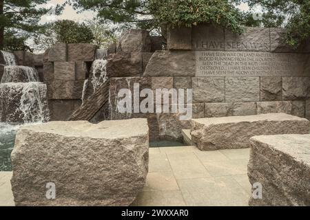 Washington DC - USA - 22 marzo 2024 Guerra, uno dei giardini del Franklin Delano Roosevelt Memorial, animato da acqua, pietra e scultura, che rappresenta Foto Stock