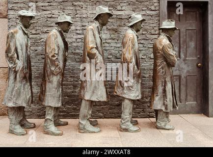 Washington DC - USA - 22 marzo 2024 Una scultura raffigurante persone in attesa in una linea di pane dalla grande depressione, una parte del Franklin Delano Roosevelt Foto Stock