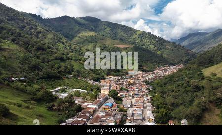 Salgar, Antioquia - Colombia. 26 dicembre 2023. Comune colombiano situato nel sud-ovest del dipartimento. Foto Stock