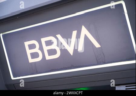 Madrid, Spagna. 29 marzo 2024. Logo della banca della multinazionale spagnola Banco Bilbao Vizcaya Argentaria SA (BBVA) visto presso un bancomat. (Immagine di credito: © Xavi Lopez/SOPA Images via ZUMA Press Wire) SOLO PER USO EDITORIALE! Non per USO commerciale! Foto Stock