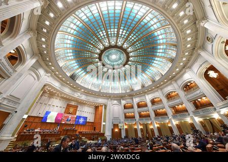 Bucarest, Romania. 2 aprile 2024: la sala plenaria della camera dei deputati durante la solenne riunione congiunta della camera dei deputati e del Senato del Parlamento rumeno in occasione del 20° anniversario dell'adesione della Romania all'Alleanza del Nord Atlantico e del 75° anniversario dell'esistenza della NATO. Crediti: Lucian Alecu/Alamy Live News Foto Stock