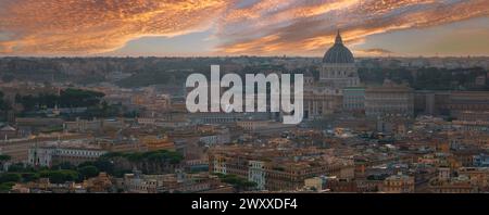 Veduta aerea di Roma al tramonto con San La Basilica di Pietro che domina lo skyline Foto Stock