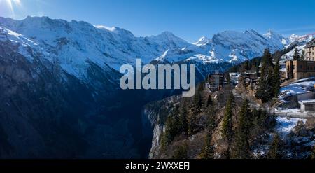 Serene Murren, villaggio alpino svizzero e vette innevate all'alba Foto Stock