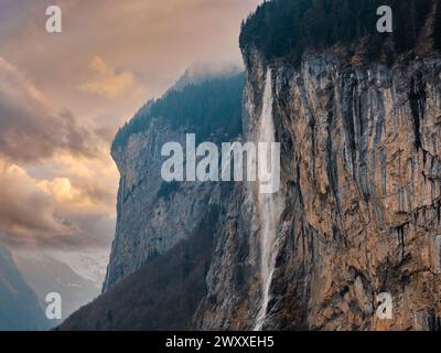 Splendida vista aerea delle cascate Staubbach in Svizzera. Foto Stock