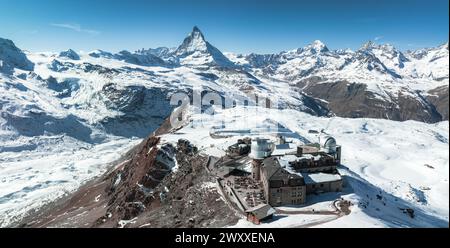 Veduta aerea della stazione sciistica di Zermatt e del Matterhorn Peak, Svizzera Foto Stock