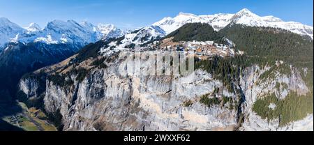 Vista aerea di Murren, del villaggio alpino svizzero e delle cime innevate Foto Stock