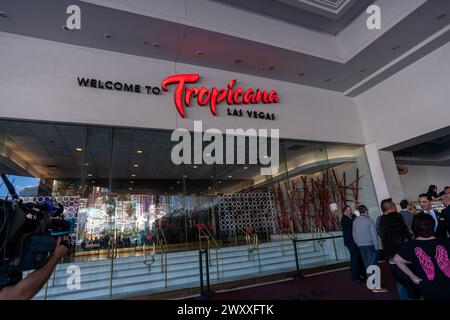 Las Vegas, Nevada, Stati Uniti. 2 aprile 2024. Vista del Tropicana Hotel & Casino che chiude oggi dopo 67 anni a Las Vegas, Nevada, il 2 aprile 2024. Crediti: Dee CEE Carter/Media Punch/Alamy Live News Foto Stock