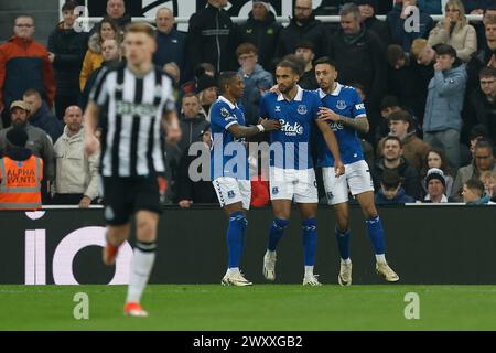 Dominic Calvert-Lewin dell'Everton festeggia dopo aver segnato dal punto di rigore durante la partita di Premier League tra Newcastle United e Everton a St. James's Park, Newcastle martedì 2 aprile 2024. (Foto: Mark Fletcher | mi News) crediti: MI News & Sport /Alamy Live News Foto Stock