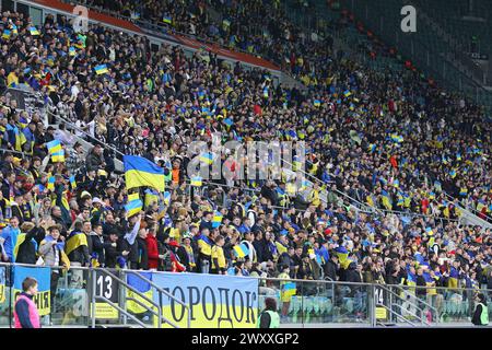 Wroclaw, Polonia - 26 marzo 2024: Tribuni della Tarczynski Arena di Wroclaw affollati di tifosi ucraini visti durante la partita di play-off UEFA EURO 2024 Ucraina contro Islanda Foto Stock