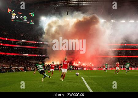 Lisbona, Portogallo. 2 aprile 2024. Lisbona, Portogallo, 02 aprile 2024: Tifosi del Benfica durante la partita TACA de Portugal tra lo SL Benfica e lo Sporting CP allo stadio da Luz di Lisbona, Portogallo. (Pedro Porru/SPP) credito: SPP Sport Press Photo. /Alamy Live News Foto Stock