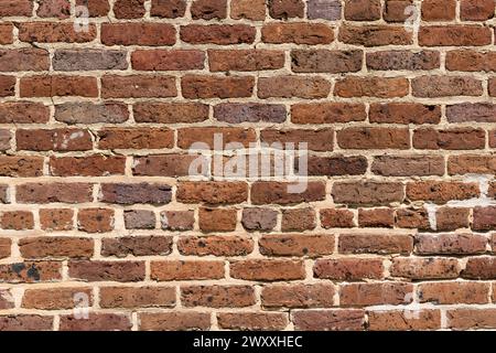 Frammento di muro di mattoni da Fort Sumpter a Charleston, South Carolina. Le impronte digitali delle persone schiavizzate possono essere osservate in alcuni mattoni. Foto Stock