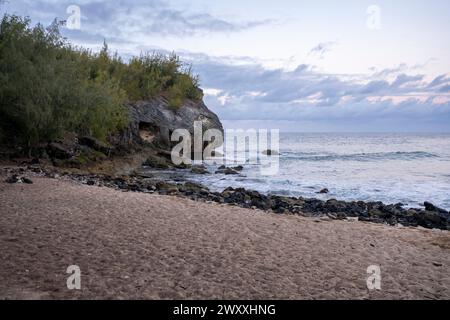 Le onde del Pacifico si infrangono in scogliere frastagliate lungo Shipwreck Beach a Koloa, Hawaii, sull'isola di Kauai. Foto Stock