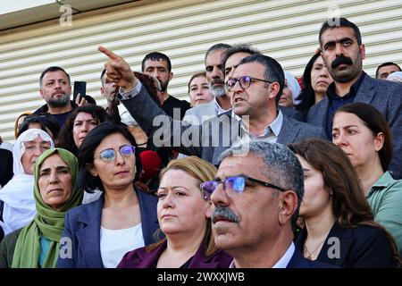 Serhat Eren, deputato Diyarbakir del Partito Popolare per l'uguaglianza e la democrazia (Partito DEM), è visto parlare durante la protesta. La decisione del Ministero della giustizia di annullare il diritto di essere eletto sindaco metropolitano candidato del Partito Popolare per l'uguaglianza e la democrazia, Abdullah Zeydan, che ha vinto le elezioni locali a Van, è stata protestata dai partiti politici curdi. Dirigenti e deputati del Partito Popolare per l'uguaglianza e la democrazia (DEM) e del Partito delle regioni democratiche (DBP) hanno partecipato alla protesta di fronte all'edificio del Consiglio elettorale Provinciale a Diyarbak?r.. Centinaia di persone Foto Stock