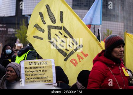 Una bandiera dell'associazione Droit Au Logement vista durante la manifestazione contro la crisi immobiliare a Parigi. Migliaia di persone hanno partecipato alla manifestazione per il diritto all'alloggio, a Parigi. Il movimento organizzato dall'associazione "DAL" Droit Au Logement (diritto alla casa), si è concentrato sulla denuncia dell'inizio degli sfratti che inizieranno all'inizio di aprile. È stato anche chiesto una riduzione degli affitti, la requisizione di case vuote in affitto, alloggi per tutti gli abitanti e la fine della speculazione immobiliare. (Foto di Telmo Pinto/SOPA Images/Sipa USA) Foto Stock