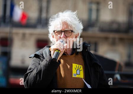 Jean-Baptiste Eyraud, presidente dell'associazione Droit Au Logement, parla ai manifestanti durante la manifestazione contro la crisi abitativa. Migliaia di persone hanno partecipato alla manifestazione per il diritto all'alloggio, a Parigi. Il movimento organizzato dall'associazione "DAL" Droit Au Logement (diritto alla casa), si è concentrato sulla denuncia dell'inizio degli sfratti che inizieranno all'inizio di aprile. È stato anche chiesto una riduzione degli affitti, la requisizione di case vuote in affitto, alloggi per tutti gli abitanti e la fine della speculazione immobiliare. (Foto di Telmo Pinto/SOPA Images/Sipa Foto Stock