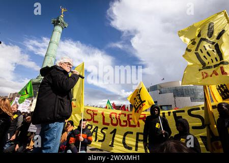 Jean-Baptiste Eyraud, presidente dell'associazione Droit Au Logement, parla ai manifestanti durante la manifestazione contro la crisi abitativa. Migliaia di persone hanno partecipato alla manifestazione per il diritto all'alloggio, a Parigi. Il movimento organizzato dall'associazione "DAL" Droit Au Logement (diritto alla casa), si è concentrato sulla denuncia dell'inizio degli sfratti che inizieranno all'inizio di aprile. È stato anche chiesto una riduzione degli affitti, la requisizione di case vuote in affitto, alloggi per tutti gli abitanti e la fine della speculazione immobiliare. (Foto di Telmo Pinto/SOPA Images/Sipa Foto Stock