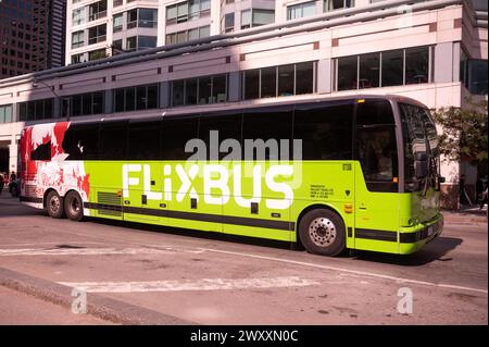 Toronto, ON, Canada – 30 agosto 2023: Vista presso l'autobus della compagnia Flixbus sull'autostrada di Toronto Foto Stock