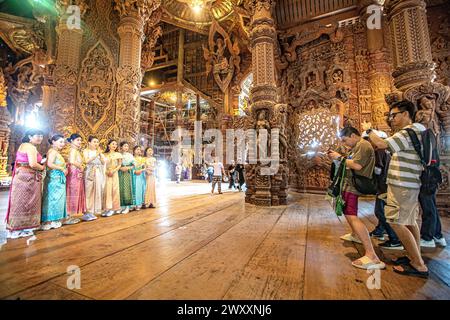 (240403) -- PATTAYA, 3 aprile 2024 (Xinhua) -- i turisti scattano foto al Museo del Santuario della verità a Pattaya, Thailandia, 29 marzo 2024. Nel periodo gennaio-marzo, la Thailandia ha accolto 1,75 milioni di visitatori dalla Cina, la più grande fonte di turisti nel paese del sud-est asiatico, seguiti da 1,16 milioni dalla Malesia e 622.813 dalla Russia, secondo i dati del Ministero del Turismo e dello Sport tailandese. Il crescente numero di turisti in entrata è sostenuto dal regime di esenzione dal visto del governo, compreso l’accordo di esenzione dal visto tra Thailandia e Cina, in vigore dal 1° marzo, che h Foto Stock