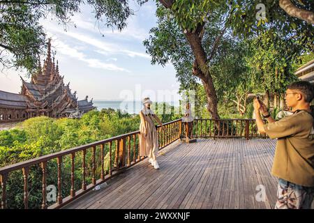 (240403) -- PATTAYA, 3 aprile 2024 (Xinhua) -- i turisti scattano foto al Museo del Santuario della verità a Pattaya, Thailandia, 29 marzo 2024. Nel periodo gennaio-marzo, la Thailandia ha accolto 1,75 milioni di visitatori dalla Cina, la più grande fonte di turisti nel paese del sud-est asiatico, seguiti da 1,16 milioni dalla Malesia e 622.813 dalla Russia, secondo i dati del Ministero del Turismo e dello Sport tailandese. Il crescente numero di turisti in entrata è sostenuto dal regime di esenzione dal visto del governo, compreso l’accordo di esenzione dal visto tra Thailandia e Cina, in vigore dal 1° marzo, che h Foto Stock