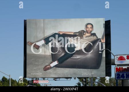 Los Angeles, California, USA 2 aprile 2024 Actor Kingsley Ben-Adir Gucci Billboard su Sunset Blvd il 2 aprile 2024 a Los Angeles, California, USA. Foto di Barry King/Alamy Stock Photo Foto Stock