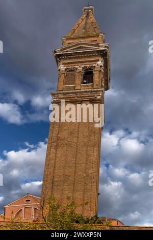 Torre pendente della chiesa di San Martino Vescovo, XVI secolo, Burano, Venezia, Veneto, Italia Foto Stock