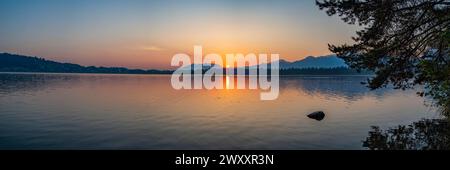 Sunrise, Hopfensee, vicino a Fuessen, Ostallgaeu, Allgaeu, Swabia superiore, Swabia, Baviera, Germania Foto Stock