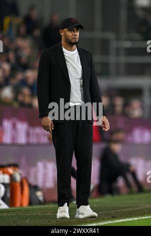 Burnley, Regno Unito. 2 aprile 2024. Burnley, Inghilterra, 2 aprile 2024: Direttore del Burnley Vincent Kompany durante la partita di calcio di Premier League tra Burnley e Wolverhampton Wanderers al Turf Moor di Burnley, Inghilterra (Will Palmer/SPP) crediti: SPP Sport Press Photo. /Alamy Live News Foto Stock