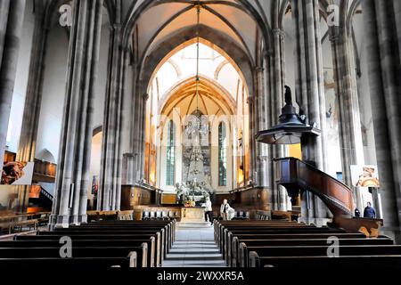 La chiesa luterana di San Tommaso, Eglise Saint Thomas de Strasbourg, Alsazia, ampia vista interna di una chiesa con vista dettagliata dell'altare Foto Stock