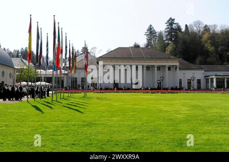 Spa Garden, Un hotel spa con un gruppo di persone davanti, circondato da una fila di bandiere internazionali, Baden-Baden, Baden-Wuerttemberg, Germania Foto Stock