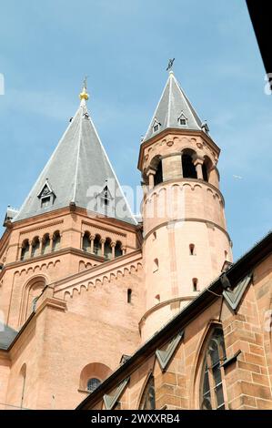 La Cattedrale alta di Magonza, vista esterna delle torri gotiche della chiesa sotto un cielo blu con nuvole, Magonza, Renania-Palatinato, Germania Foto Stock