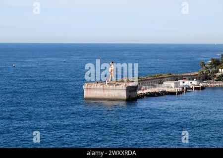 Vedi sotto il Museo Oceanografico, Monte Carlo, Principato di Monaco, Statua di una donna su un molo che si affaccia sul mare, Costa Azzurra Foto Stock