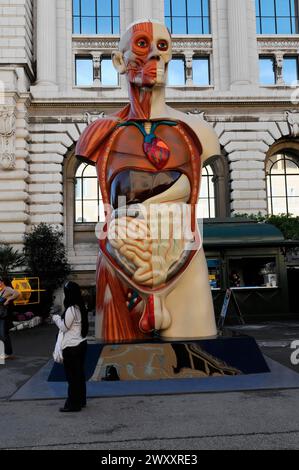 Figura pubblicitaria per la mostra Body Worlds, di fronte al Museo Oceanografico di Monaco, Istituto di Oceanografia, Monaco-Ville, Principato Foto Stock