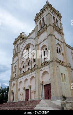 La vista dell'Acropolium, conosciuta anche come Cattedrale di Saint Louis, è una chiesa cattolica romana situata nel cuore del Governatorato di Tunisi in Tunisia. Foto Stock