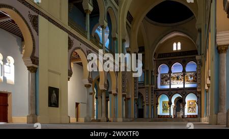 La vista dell'Acropolium, conosciuta anche come Cattedrale di Saint Louis, è una chiesa cattolica romana situata nel cuore del Governatorato di Tunisi in Tunisia. Foto Stock