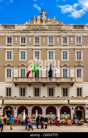 Casa stratti con la rinomata caffetteria caffè degli specchi, classicismo, Piazza unita d'Italia nel cuore della città, è circondata su tre piani Foto Stock