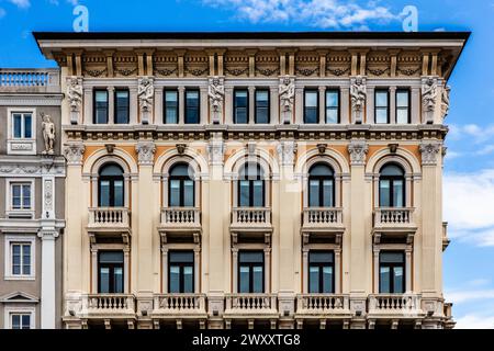 Palazzo Modello, di Giuseppe Bruni, 1873, storicismo elementare, Piazza unità d'Italia nel cuore della città, è circondato su tre lati da Foto Stock