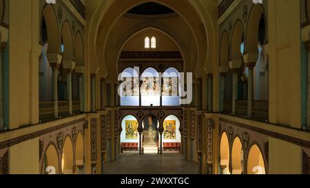 La vista dell'Acropolium, conosciuta anche come Cattedrale di Saint Louis, è una chiesa cattolica romana situata nel cuore del Governatorato di Tunisi in Tunisia. Foto Stock