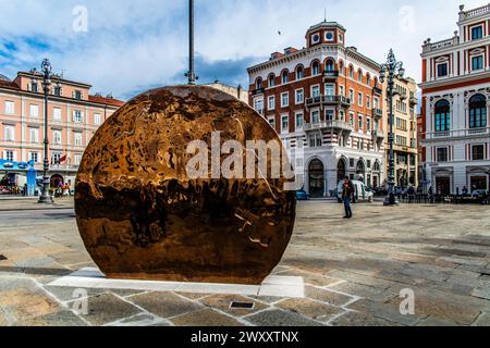 Tallero in onore di Maria Teresa del peso di 17 tonnellate, Piazza Ponterosso, case mercantili e residenziali di antiche famiglie sul Canal grande nel Foto Stock