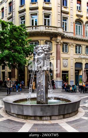 Fontana su Viale XX settembre, Trieste, città portuale sull'Adriatico, Friuli, Italia, Trieste, Friuli, Italia Foto Stock