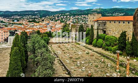 Castello di San giusto con i resti di un'antica basilica, castello medievale e fortezza, XV-XVI secolo, Colle di San giusto, Trieste, porto Foto Stock