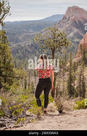 Donna viaggiatrice che si gode la vista del Bryce Canyon National Park, Utah Foto Stock