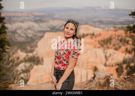 Donna viaggiatrice che si gode la vista del Bryce Canyon National Park, Utah Foto Stock