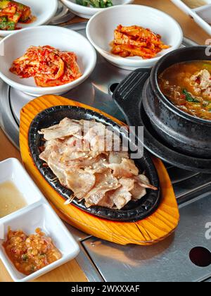 Carne alla griglia coreana e zuppa di pasta di soia con contorni. Vista ad angolo alto. Foto Stock